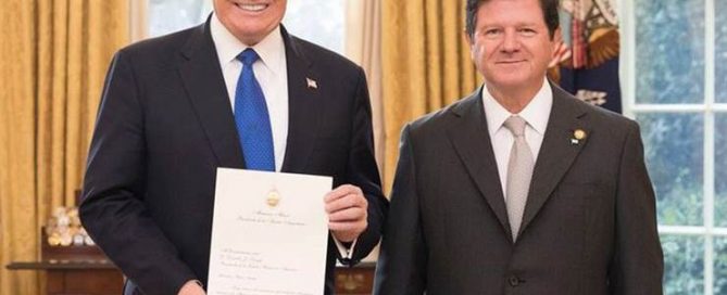 El embajador Oris de Roa presentó sus credenciales a Trump