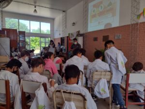 Alumnos y alumnas participan de la “Patrulla HLB” para cuidar los cítricos
